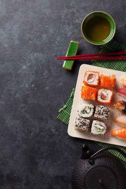 Conjunto de sushi maki e chá verde