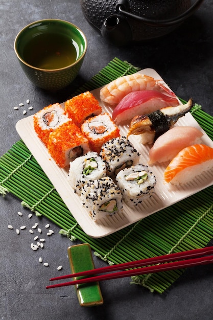 Conjunto de sushi maki e chá verde