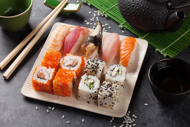 Conjunto de sushi maki e chá verde