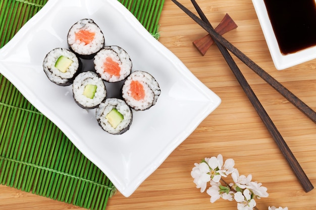 Conjunto de sushi maki e ramo de sakura