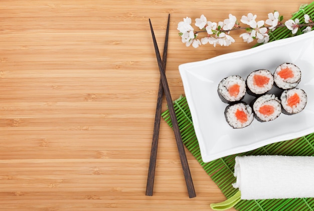 Conjunto de sushi maki e ramo de sakura