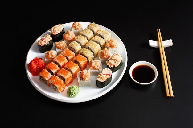 Conjunto de sushi maki e rolos