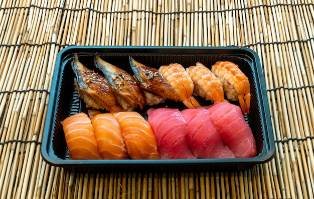 Conjunto de sushi misto na caixa preta