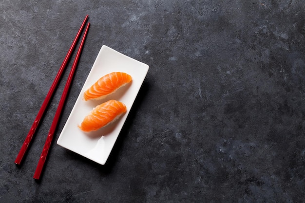 Conjunto de sushi nigiri de salmão e pauzinhos