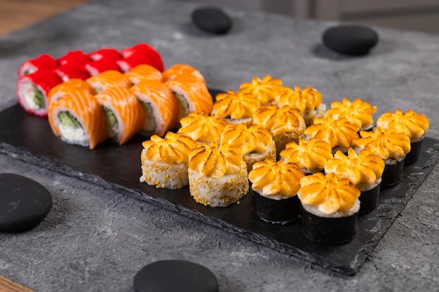 Conjunto de sushi Philadelphia roll california unagi com ingredientes frescos em fundo preto Menu de sushi Comida asiática japonesa