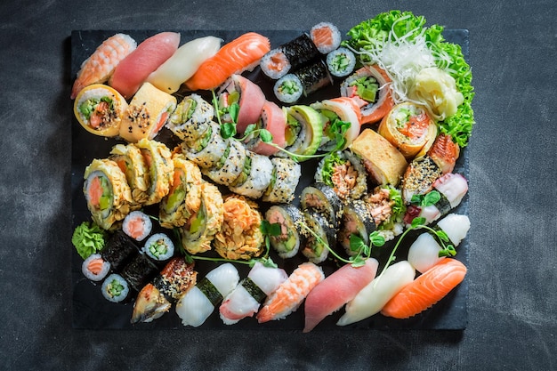 Foto conjunto de sushi saboroso e fresco servido com wasabi