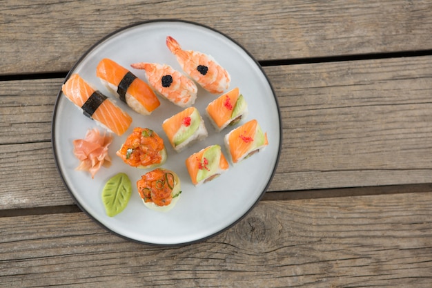 Conjunto de sushi variado, servido no prato