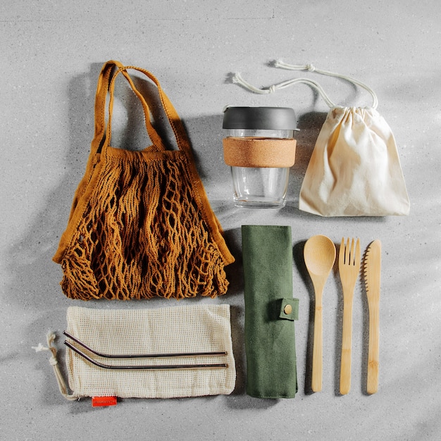 Conjunto de talheres de bambu ecológicos, saco ecológico e caneca de café reutilizável. Estilo de vida sustentável. Conceito de plástico livre.
