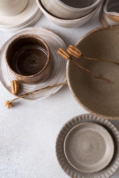 Conjunto de talheres de cerâmica. Pratos, tigelas e xícaras de cerâmica artesanal vazios.