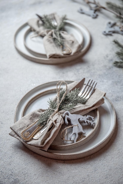 Conjunto de talheres de mesa de Natal com decoração de férias em cima do espaço de cópia