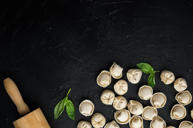 conjunto de tortellini com parmesão e manjericão, em preto