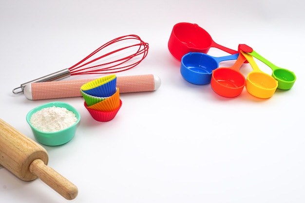 Conjunto de utensílios de cozinha e ingredientes para padaria em fundo branco