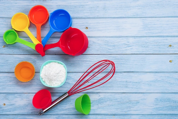 Conjunto de utensílios de cozinha e ingredientes para padaria no piso de madeira azul. Materiais para panificação.