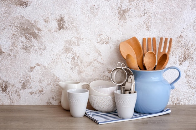 Foto conjunto de utensílios de cozinha e louça na mesa