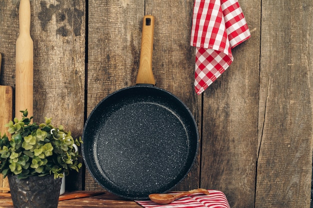 Conjunto de utensílios de cozinha em um balcão de cozinha