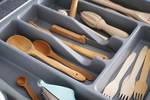 Conjunto de utensílios de cozinha limpos na gaveta.