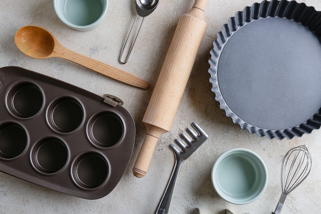 Conjunto de utensílios de cozinha para padaria na mesa cinza