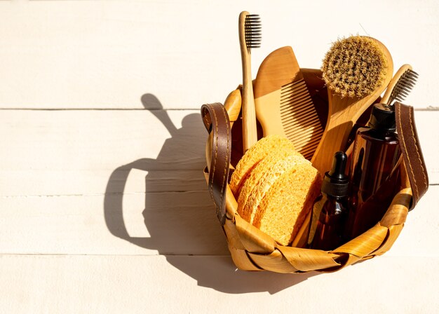 Conjunto de vários acessórios de banho. Escova facial, sabonete, pente, óleo, shampoo e esponjas. A vista de cima com espaço coppy