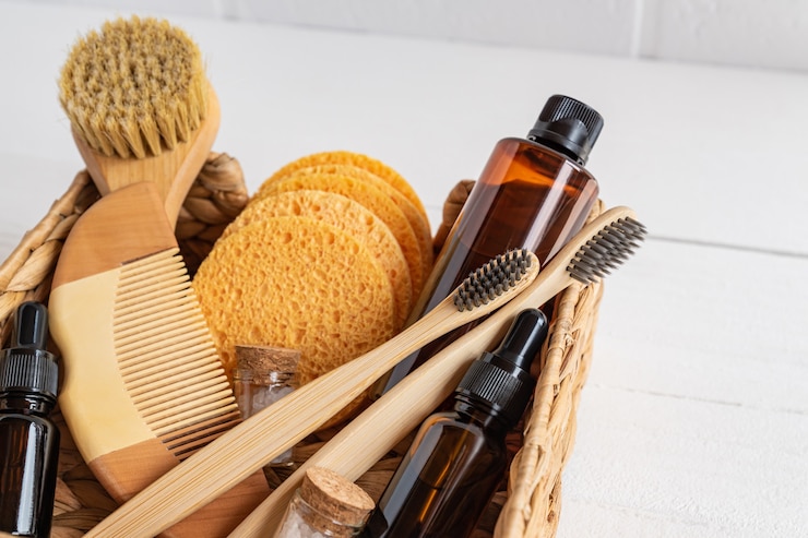 Foto conjunto de vários acessórios de banho. escova facial, sabonete, pente, óleo, shampoo e esponjas. a vista de cima com espaço coppy