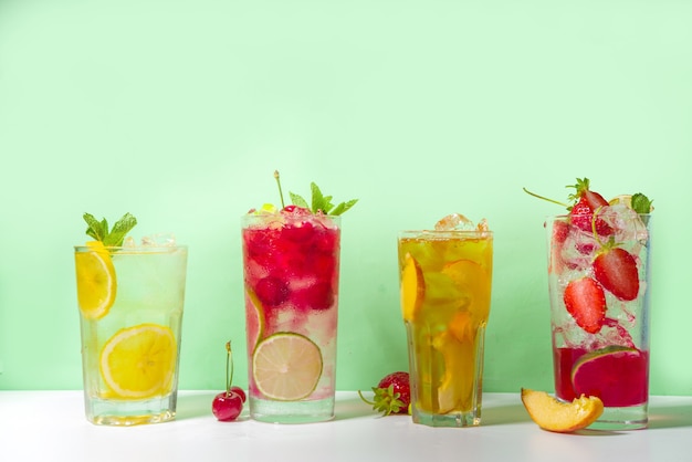 conjunto de vários coquetéis frios de verão - chá de pêssego, limonada, mojito, mocktail de cereja, com frutas