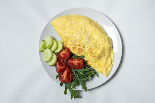 conjunto de vários pratos de comida isolados no fundo branco