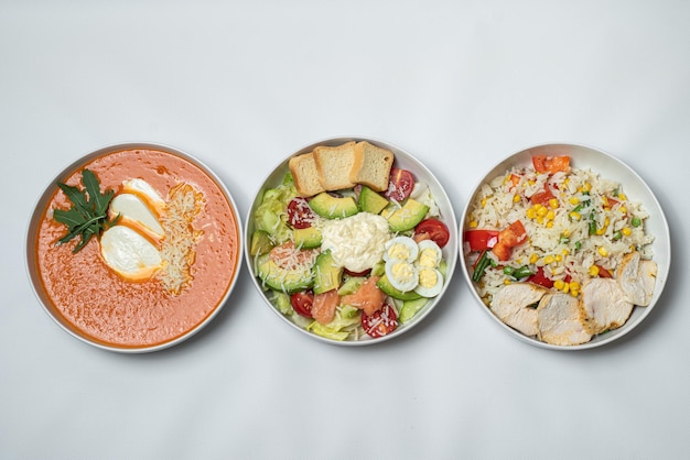 Conjunto de vários pratos de comida isolados no fundo branco