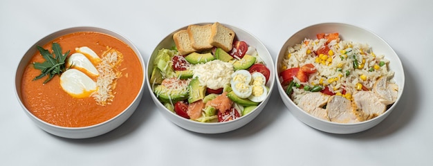 conjunto de vários pratos de comida isolados no fundo branco