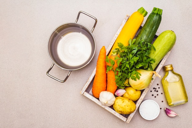 Conjunto de vegetais crus frescos para cozinhar purê de sopa