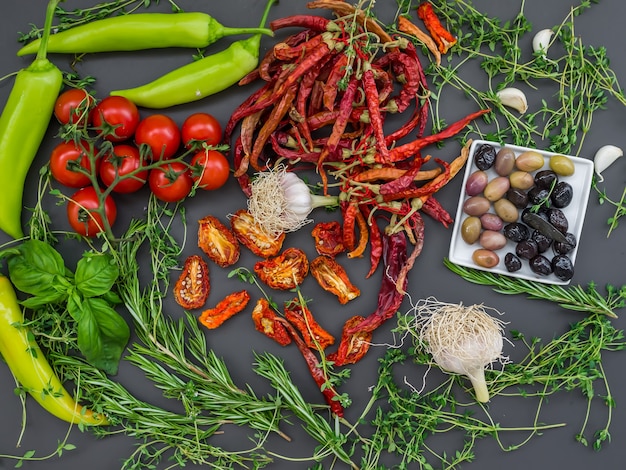 Conjunto de vegetais do Mediterrâneo em uma superfície escura