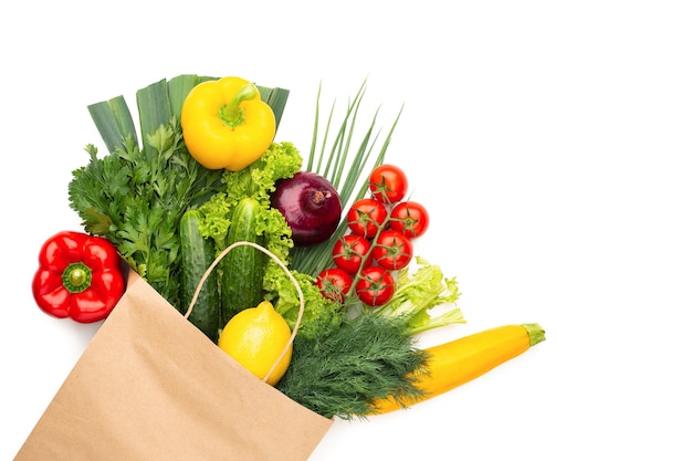 Conjunto de vegetais em um saco de papel isolado no fundo branco Conceito Alimentação Vegetariana Saudável