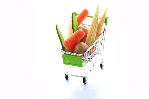 Conjunto de vegetais em uma cesta de compras, isolado no fundo branco. Milho, batata, ervilha. Comida saudável