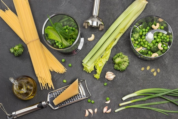 Foto conjunto de vegetais na mesa e na tigela do misturador