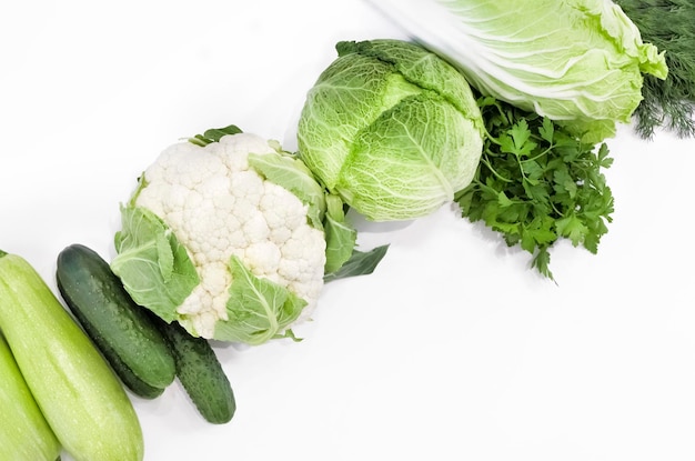 Foto conjunto de vegetais verdes orgânicos crus frescos e verdes na diagonal sobre um fundo branco