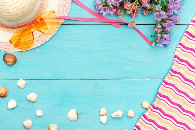 Conjunto de verão de óculos, conchas, chapéu e flores