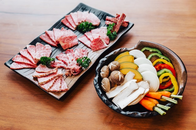 Conjunto de Yakiniku e legumes em uma tigela de pedra