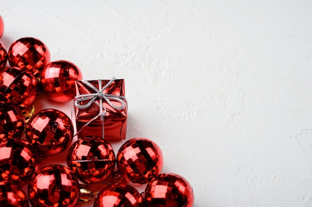 Conjunto de decoración de adornos navideños creativos, sobre fondo de mesa de piedra blanca, con espacio para copiar texto