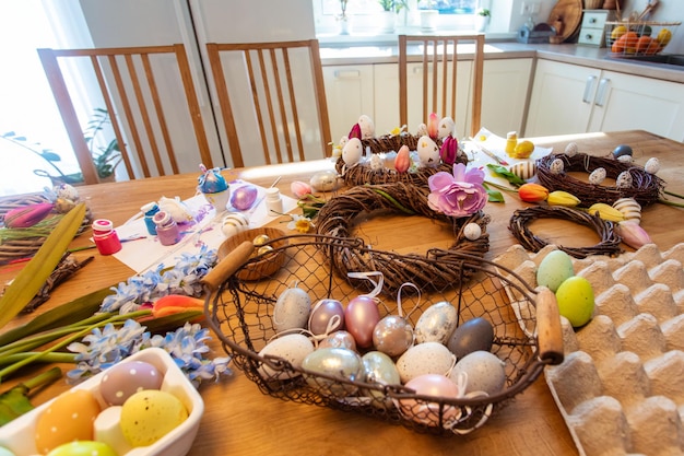 Conjunto de decoración de vista superior para coronas de Pascua