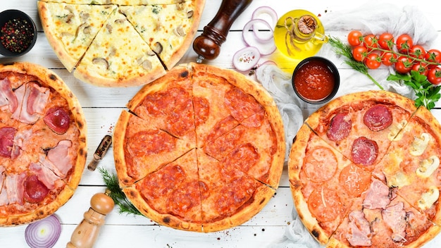 Conjunto de deliciosa pizza italiana Vista superior Espacio libre para su texto