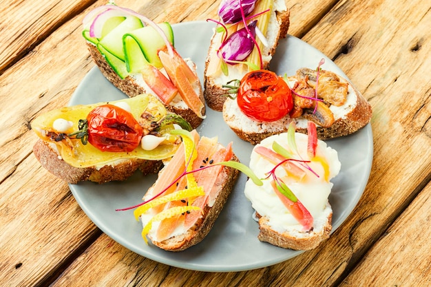 Conjunto de deliciosas bruschettas italianas con verduras asadas.