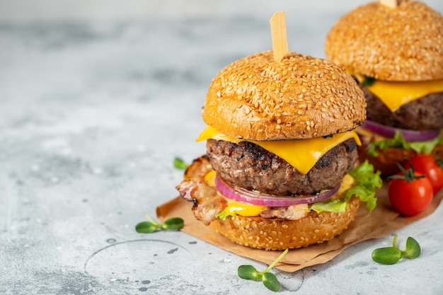 Un conjunto de deliciosas hamburguesas caseras.