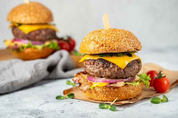 Un conjunto de deliciosas hamburguesas caseras.