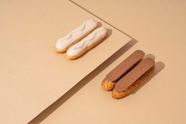 Foto un conjunto de deliciosos donuts glaseados en una variedad de sabores dispuestos en un papel de cartón