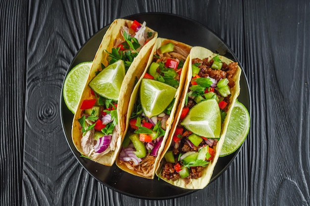 un conjunto de deliciosos y jugosos tacos sobre un fondo rústico de madera negra