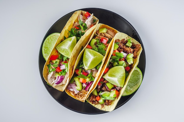 conjunto de deliciosos tacos jugosos en un fondo de acrílico blanco