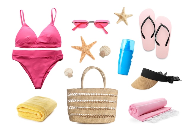 Conjunto con diferentes accesorios de playa sobre fondo blanco.