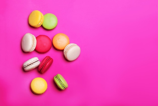 Conjunto de diferentes macarrones de galletas francesas macarrones en una caja de papel