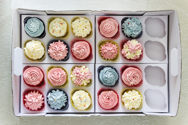 Conjunto de diferentes magdalenas caseras deliciosas en caja de entrega de papel.