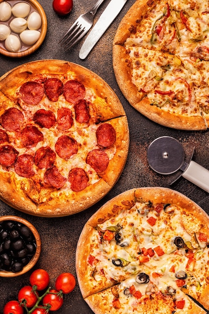 Conjunto de diferentes pizzas de pepperoni, vegetariano, pollo con verduras