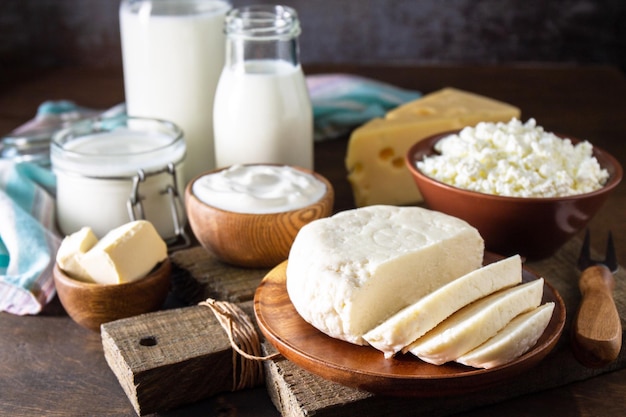 Conjunto de diferentes productos lácteos orgánicos leche crema agria requesón yogur y mantequilla