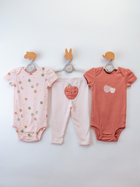 conjunto de diferentes ropas para bebé sobre fondo blanco